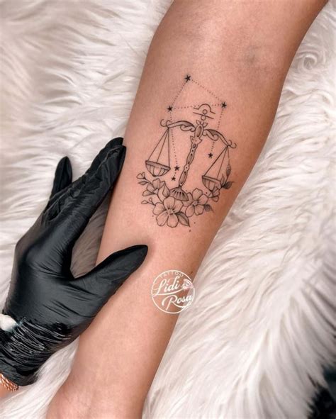 signo libra tatuaje mujer|Tatuaje de signo de libra